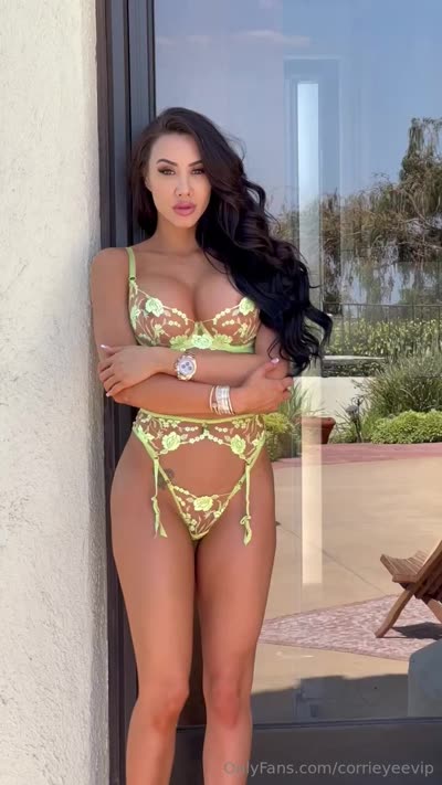 Corrieyeevip Sizzling Hot In Green Bikini
