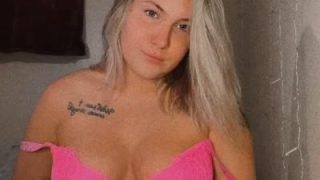 Je_Freckles’s Topless Tease