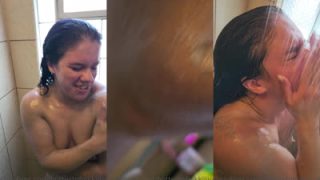 Hottestofnikkilive Rubs Her Wet Naked Body