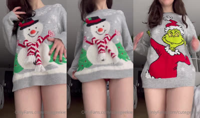 CuteGeekie Lifts Sweater To Flaunt Her Ass