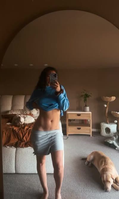 Karlyetaylor Flexes Her Toned Stomach