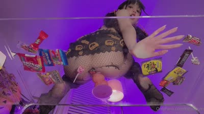 Kitty Kum’s Halloween Candy Masturbation