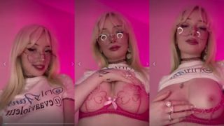 Evaaviolettt Shows Off Her Tits
